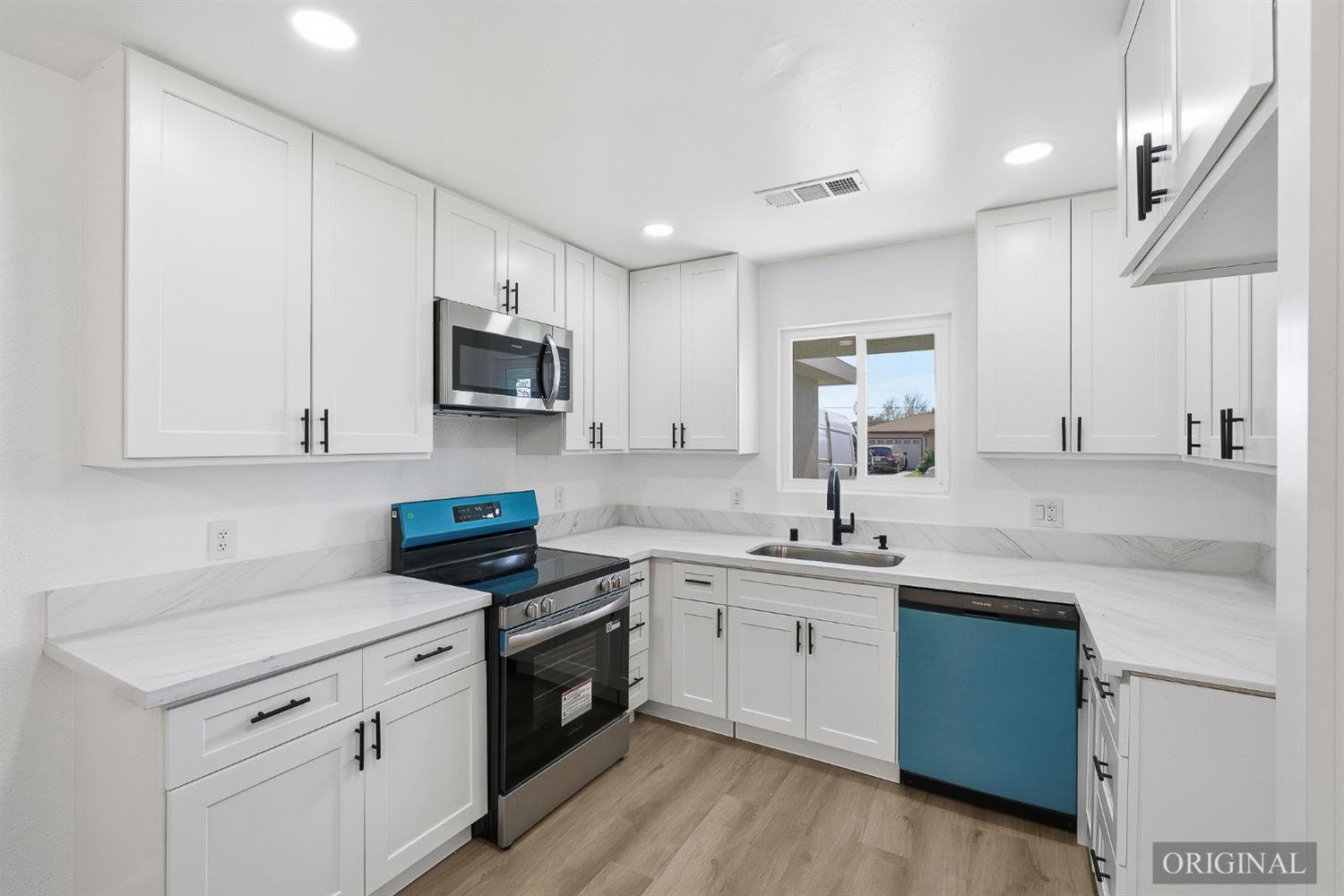 821 W Fairmont Ave, Clovis, CA 93612