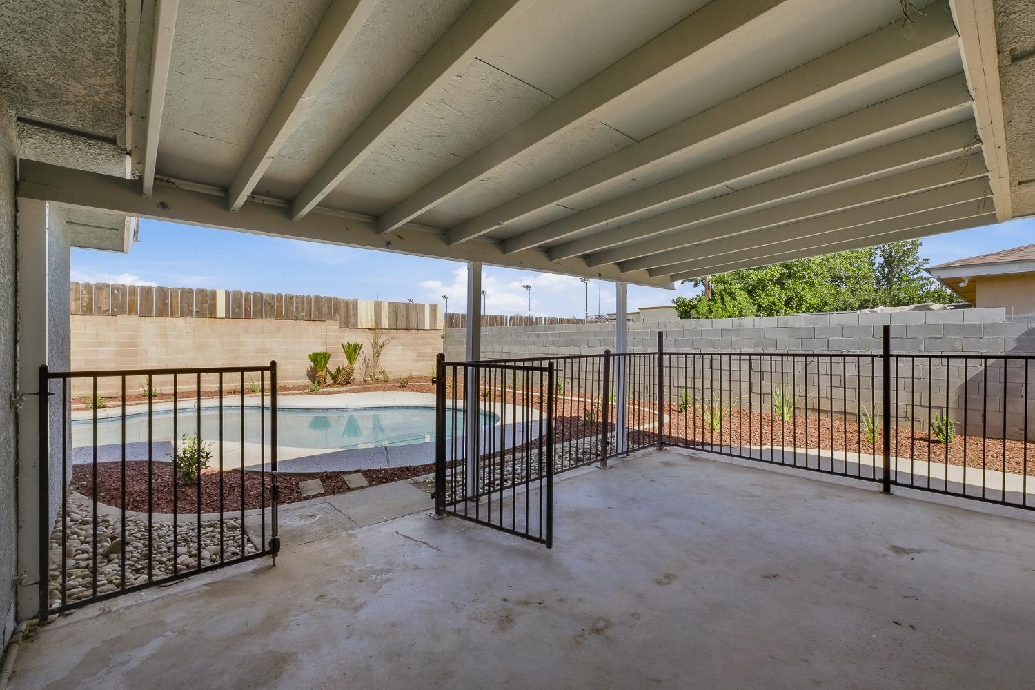 821 W Fairmont Ave, Clovis, CA 93612