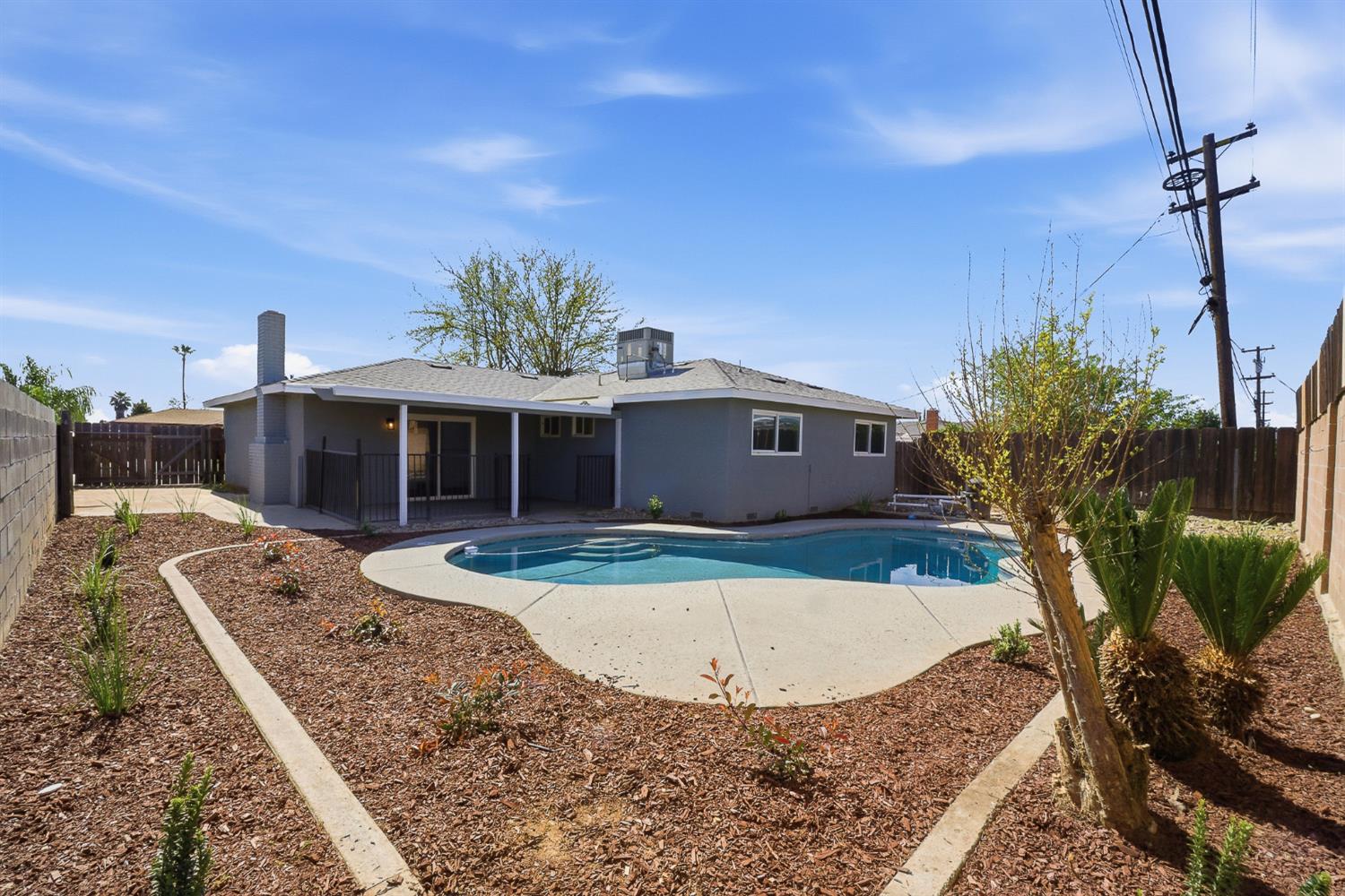 821 W Fairmont Ave, Clovis, CA 93612