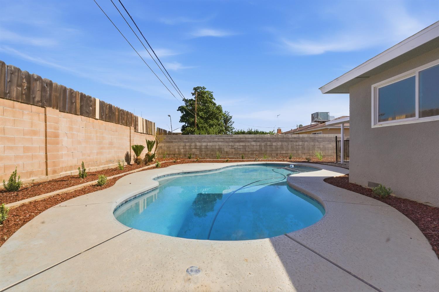 821 W Fairmont Ave, Clovis, CA 93612