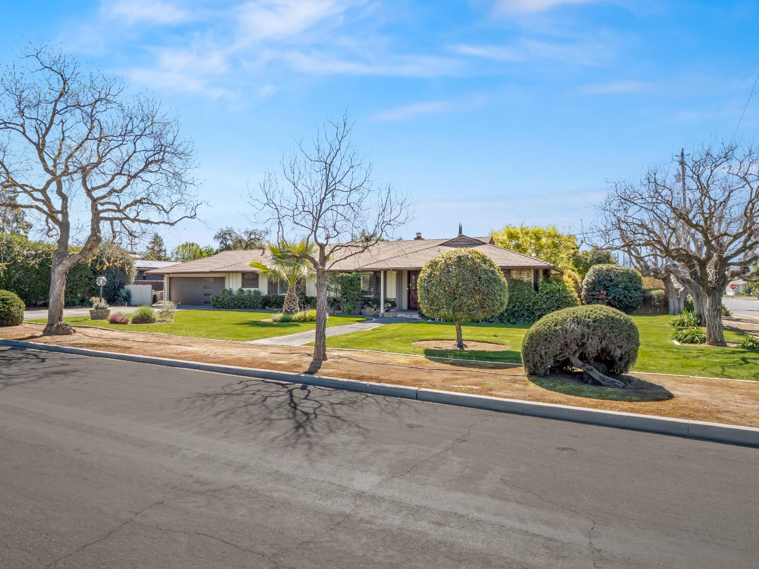 1035 W Alamos Ave, Fresno, CA 93705