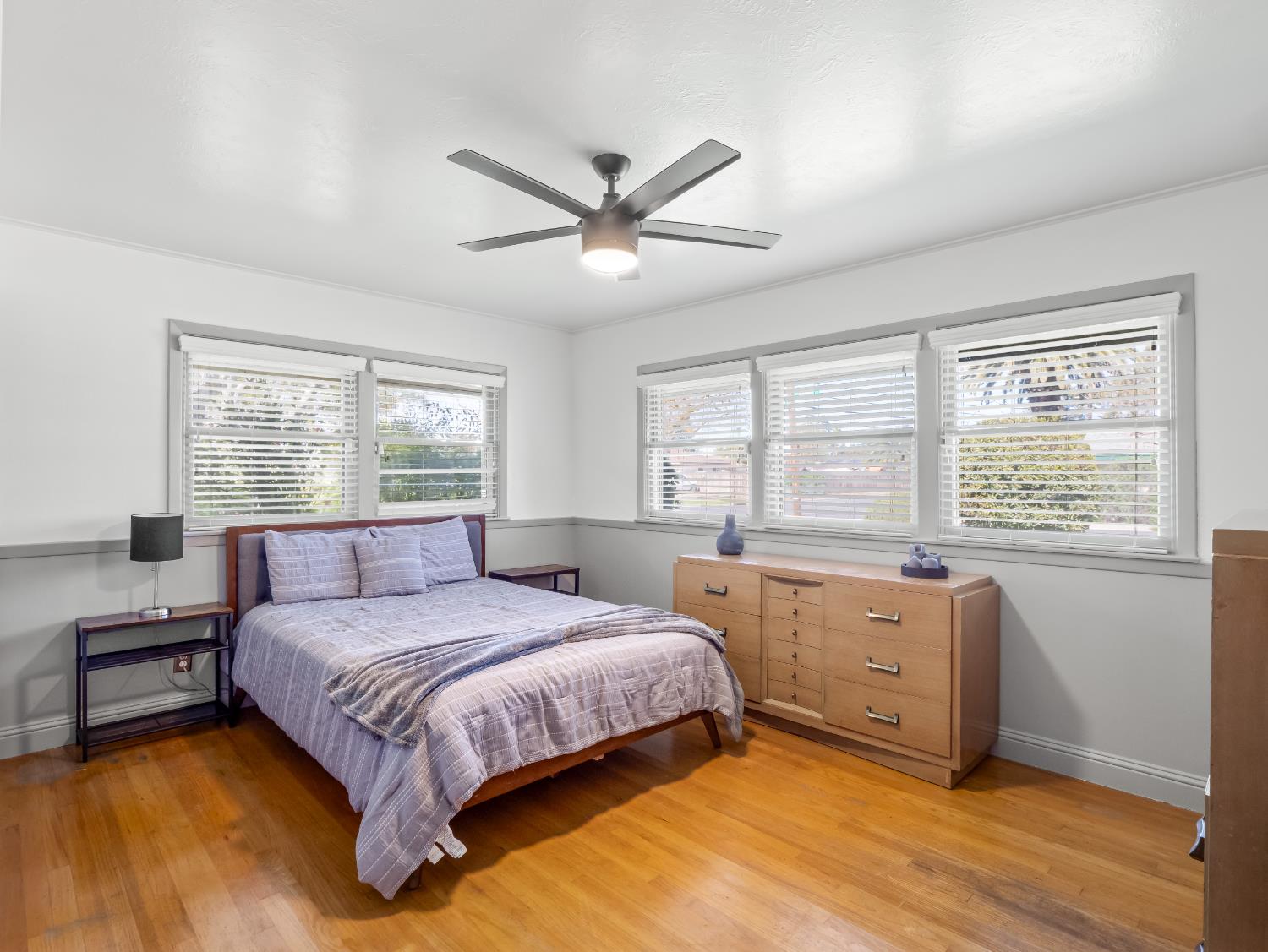 1035 W Alamos Ave, Fresno, CA 93705