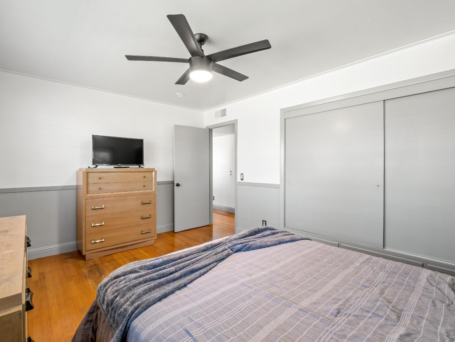 1035 W Alamos Ave, Fresno, CA 93705