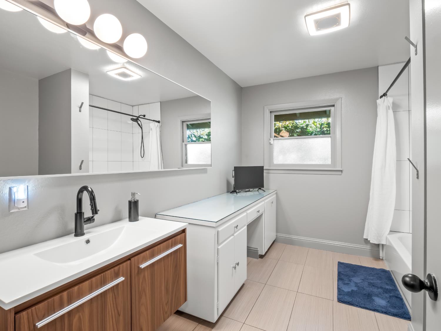 1035 W Alamos Ave, Fresno, CA 93705