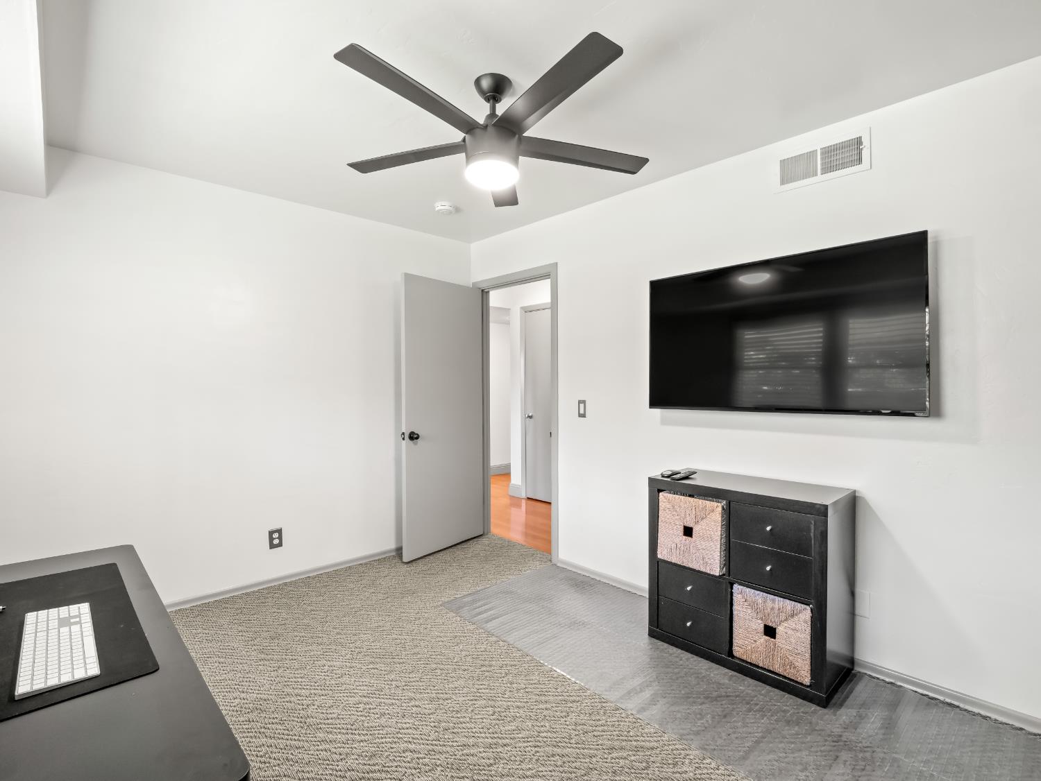 1035 W Alamos Ave, Fresno, CA 93705