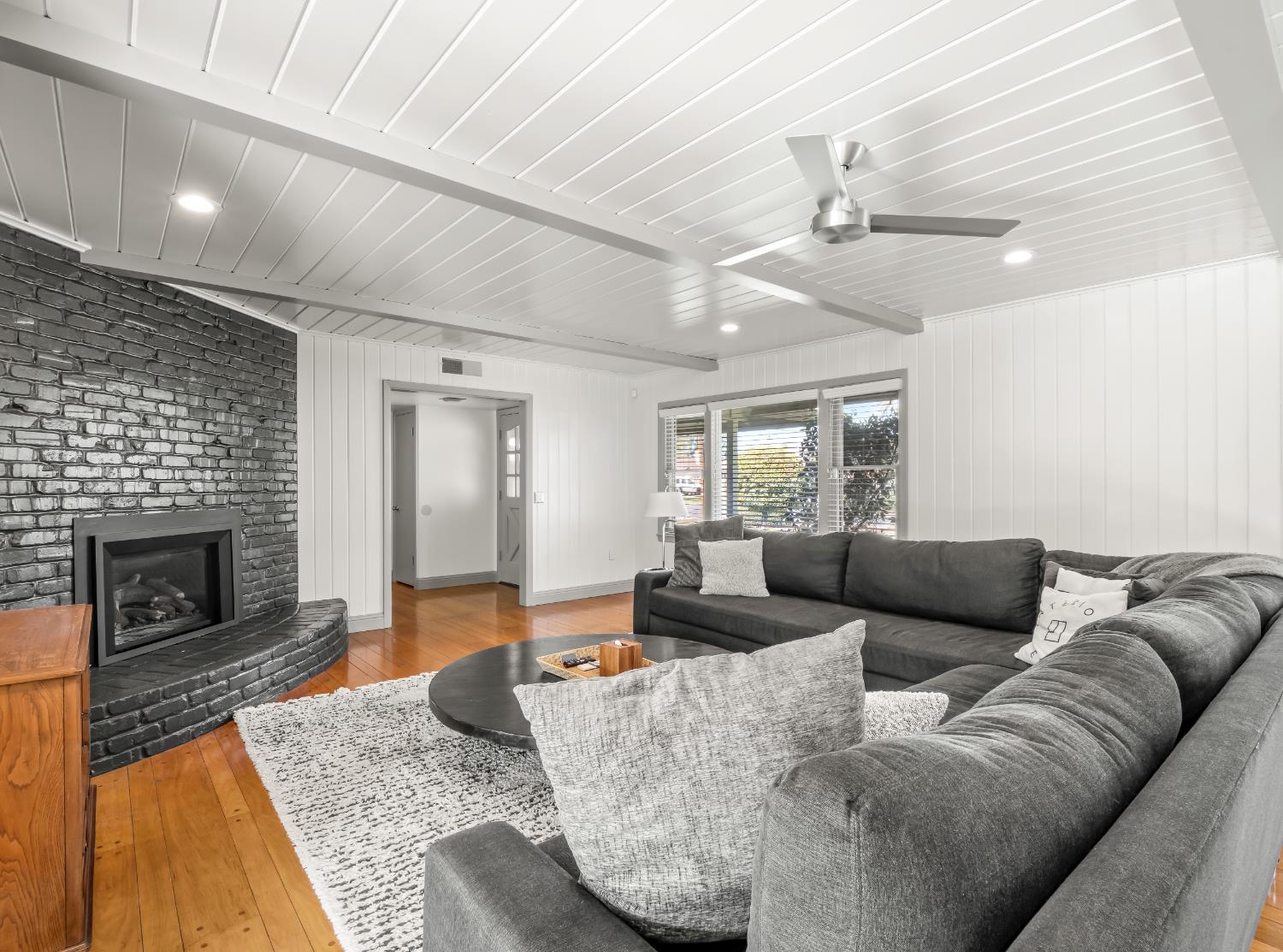 1035 W Alamos Ave, Fresno, CA 93705