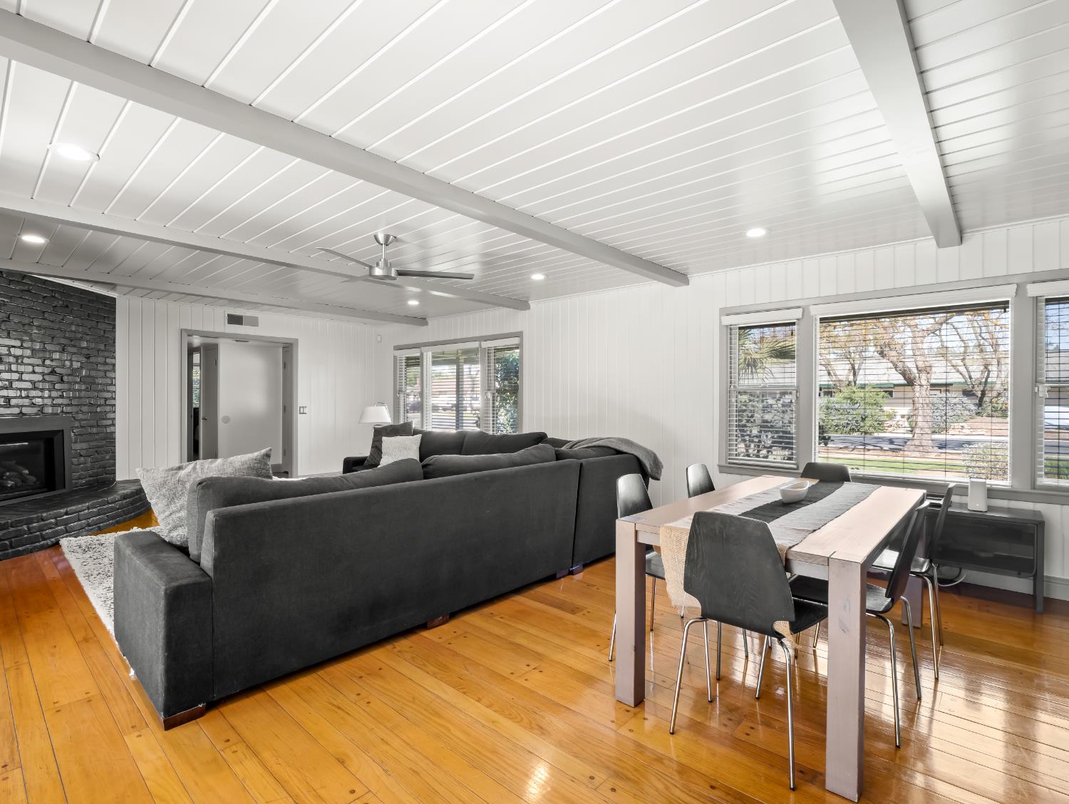 1035 W Alamos Ave, Fresno, CA 93705