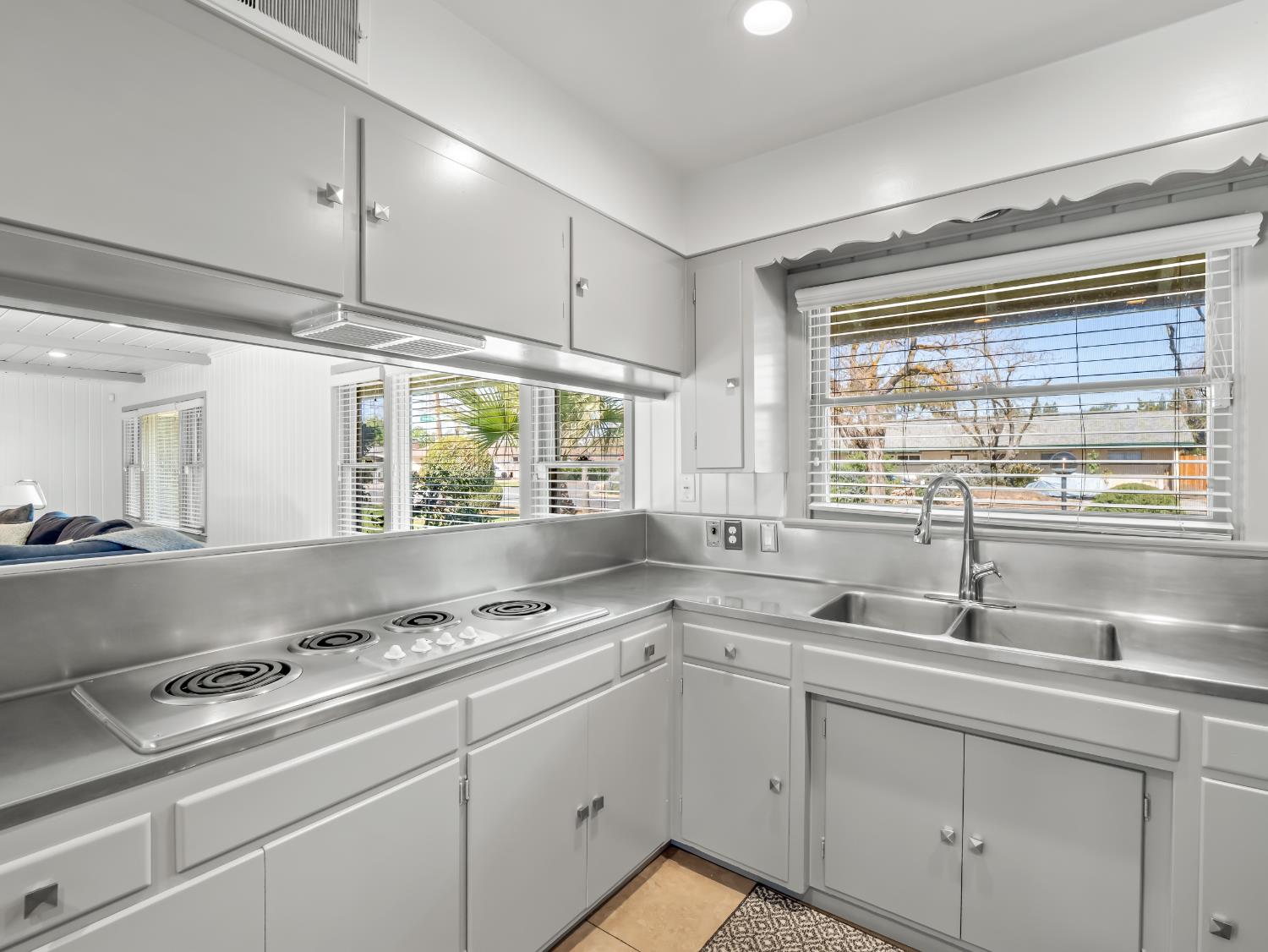 1035 W Alamos Ave, Fresno, CA 93705