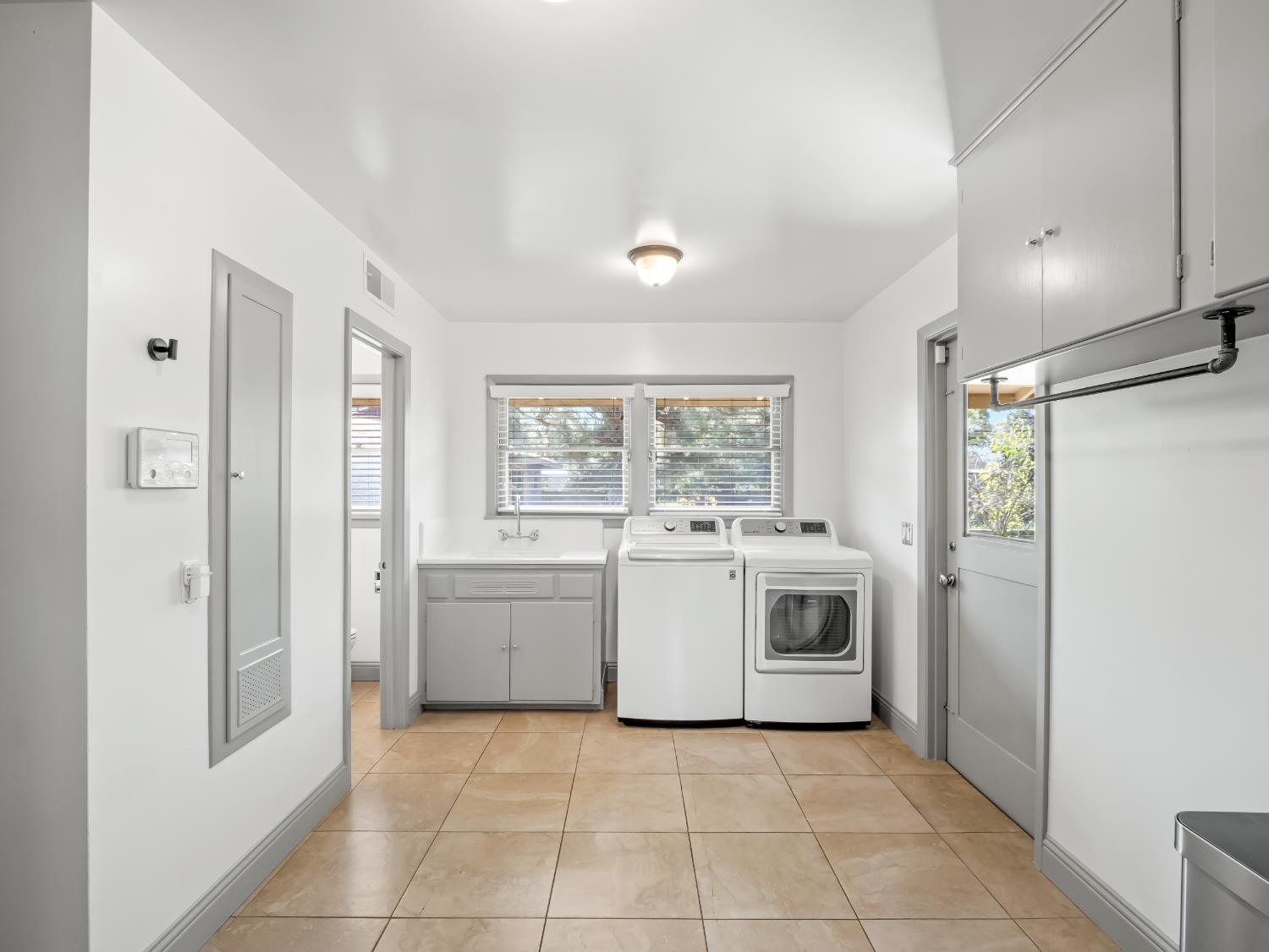 1035 W Alamos Ave, Fresno, CA 93705