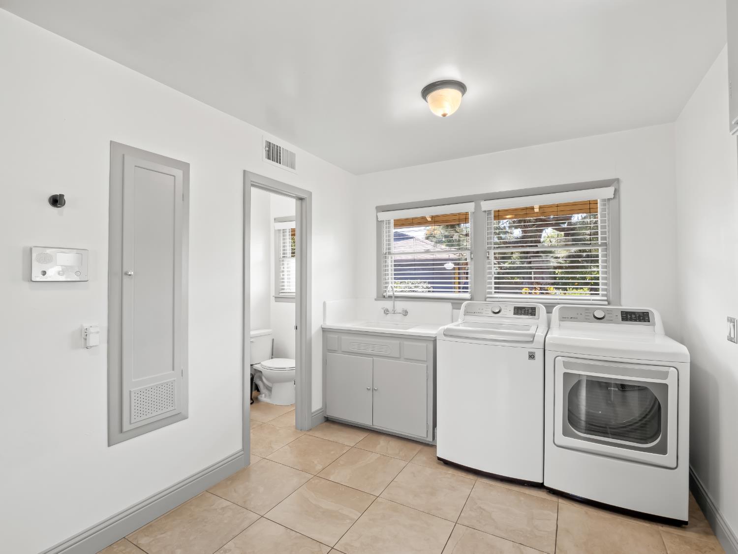 1035 W Alamos Ave, Fresno, CA 93705