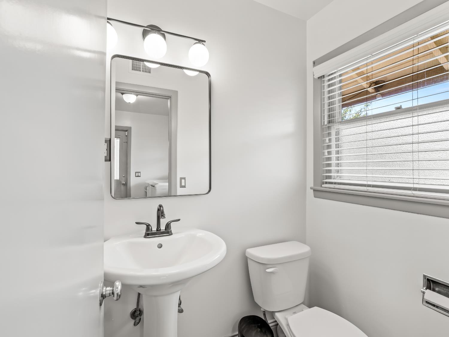 1035 W Alamos Ave, Fresno, CA 93705