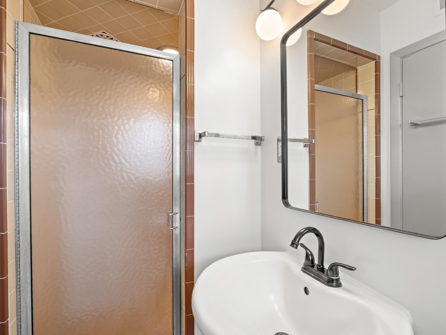 1035 W Alamos Ave, Fresno, CA 93705