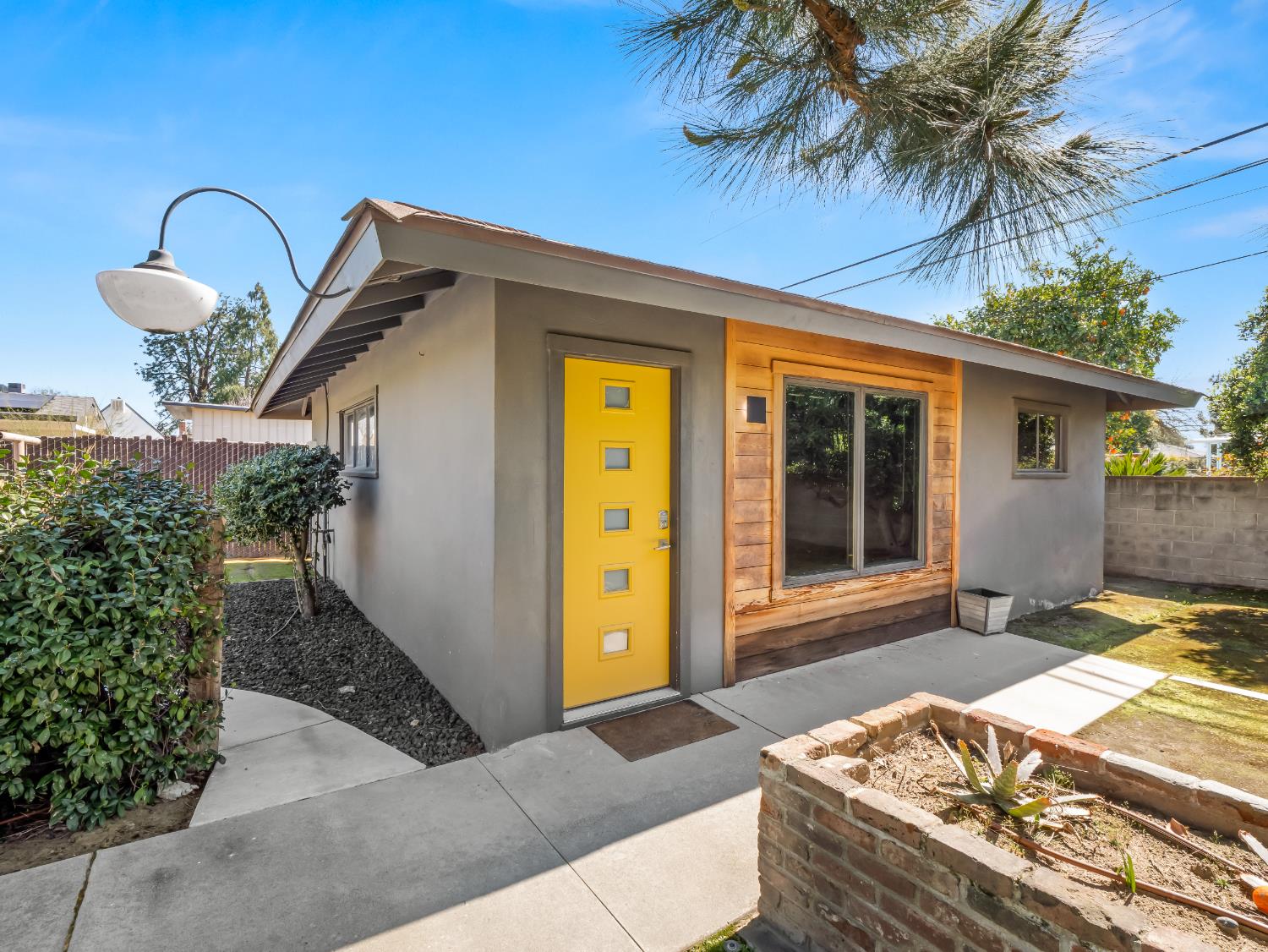 1035 W Alamos Ave, Fresno, CA 93705