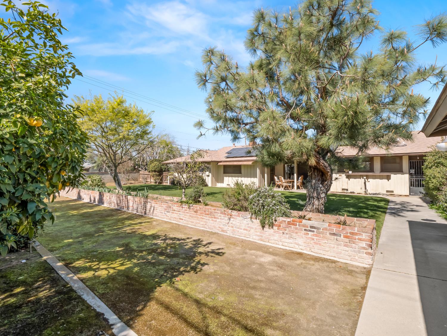 1035 W Alamos Ave, Fresno, CA 93705