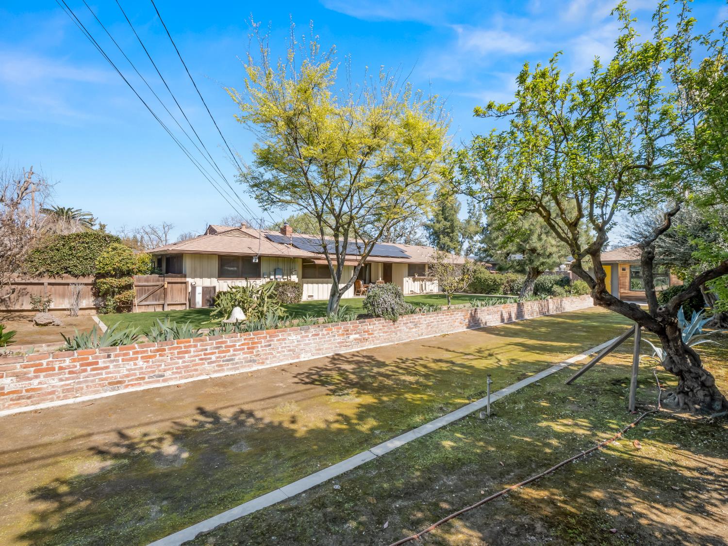 1035 W Alamos Ave, Fresno, CA 93705