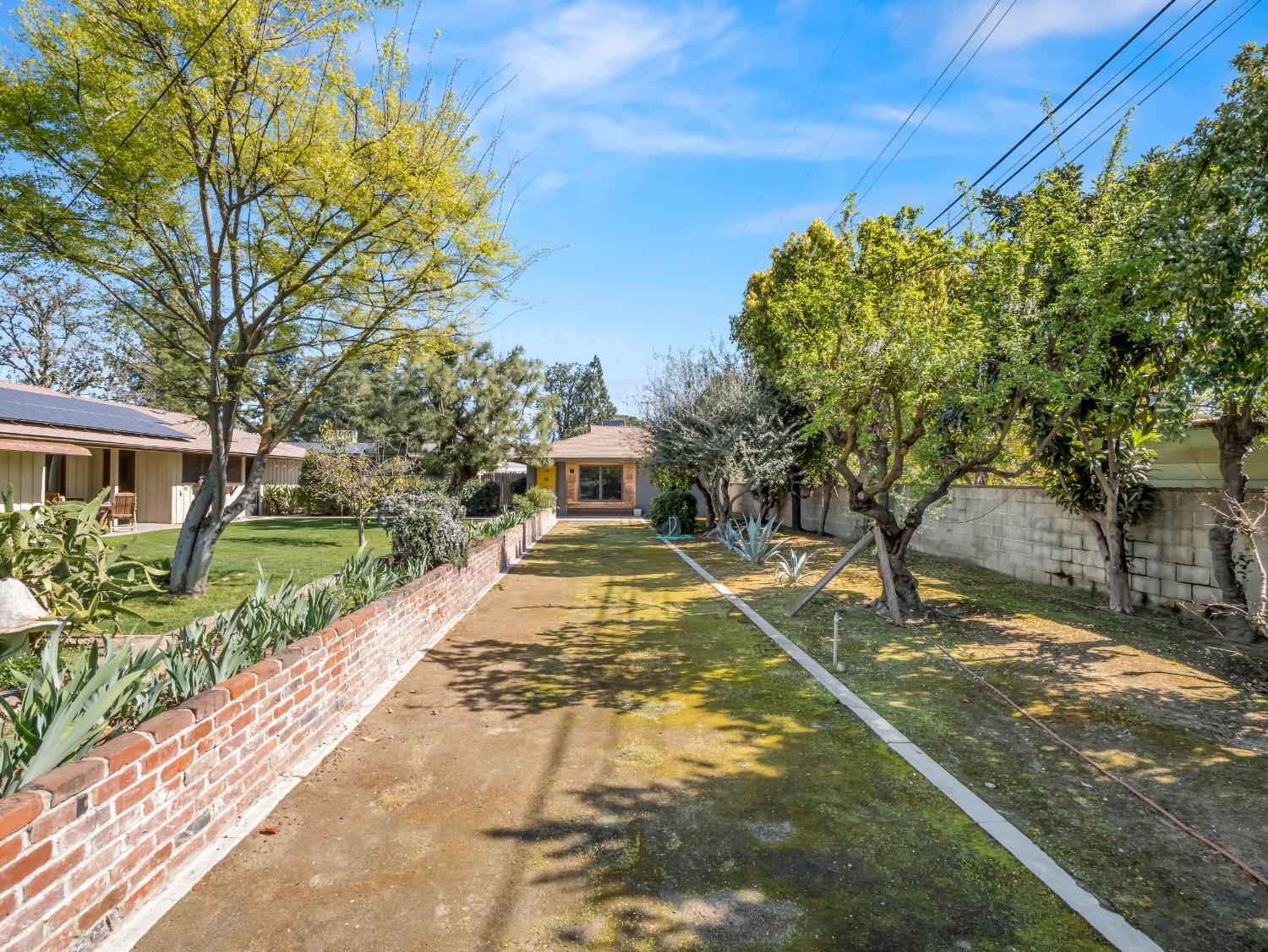 1035 W Alamos Ave, Fresno, CA 93705