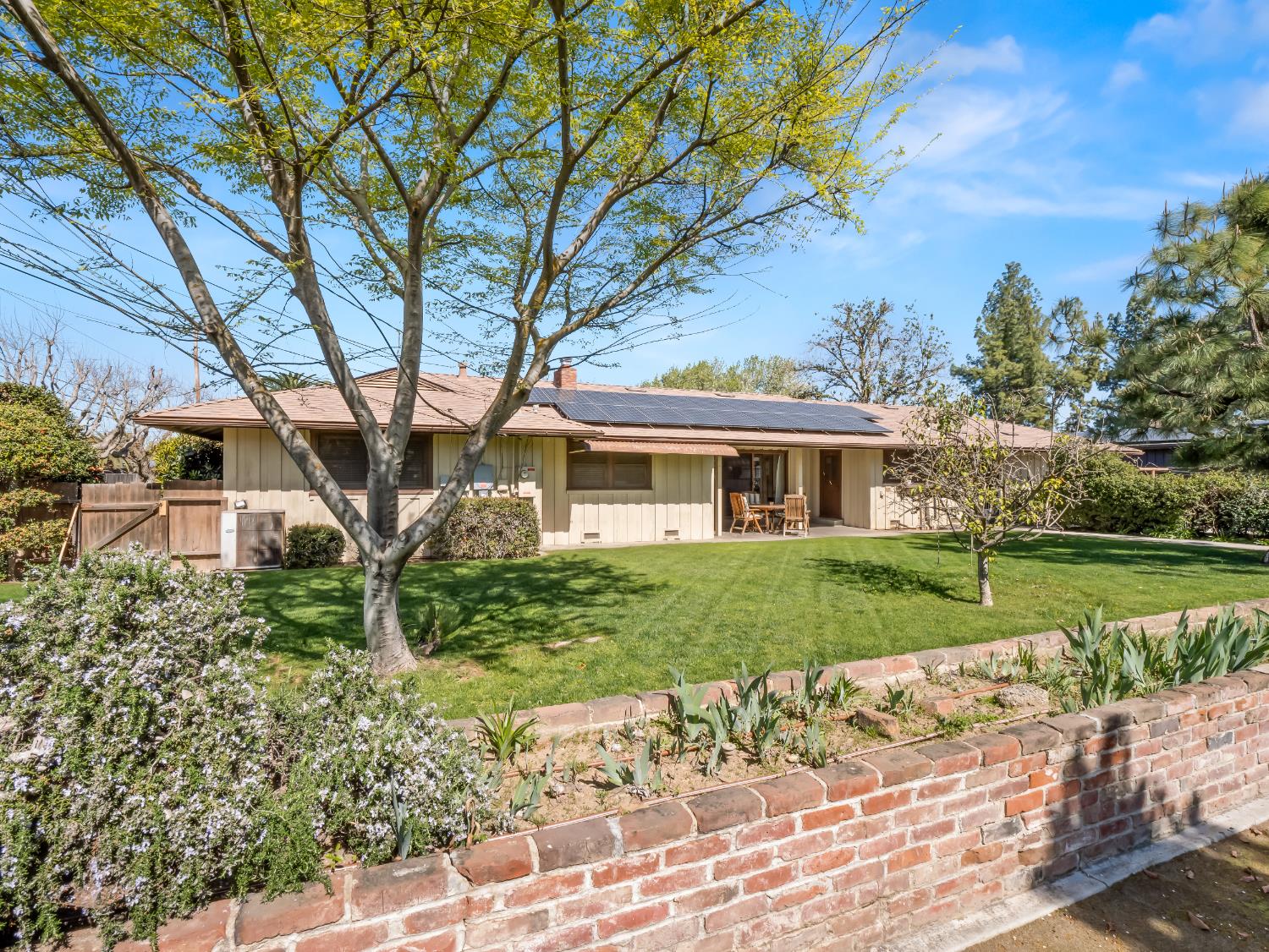 1035 W Alamos Ave, Fresno, CA 93705