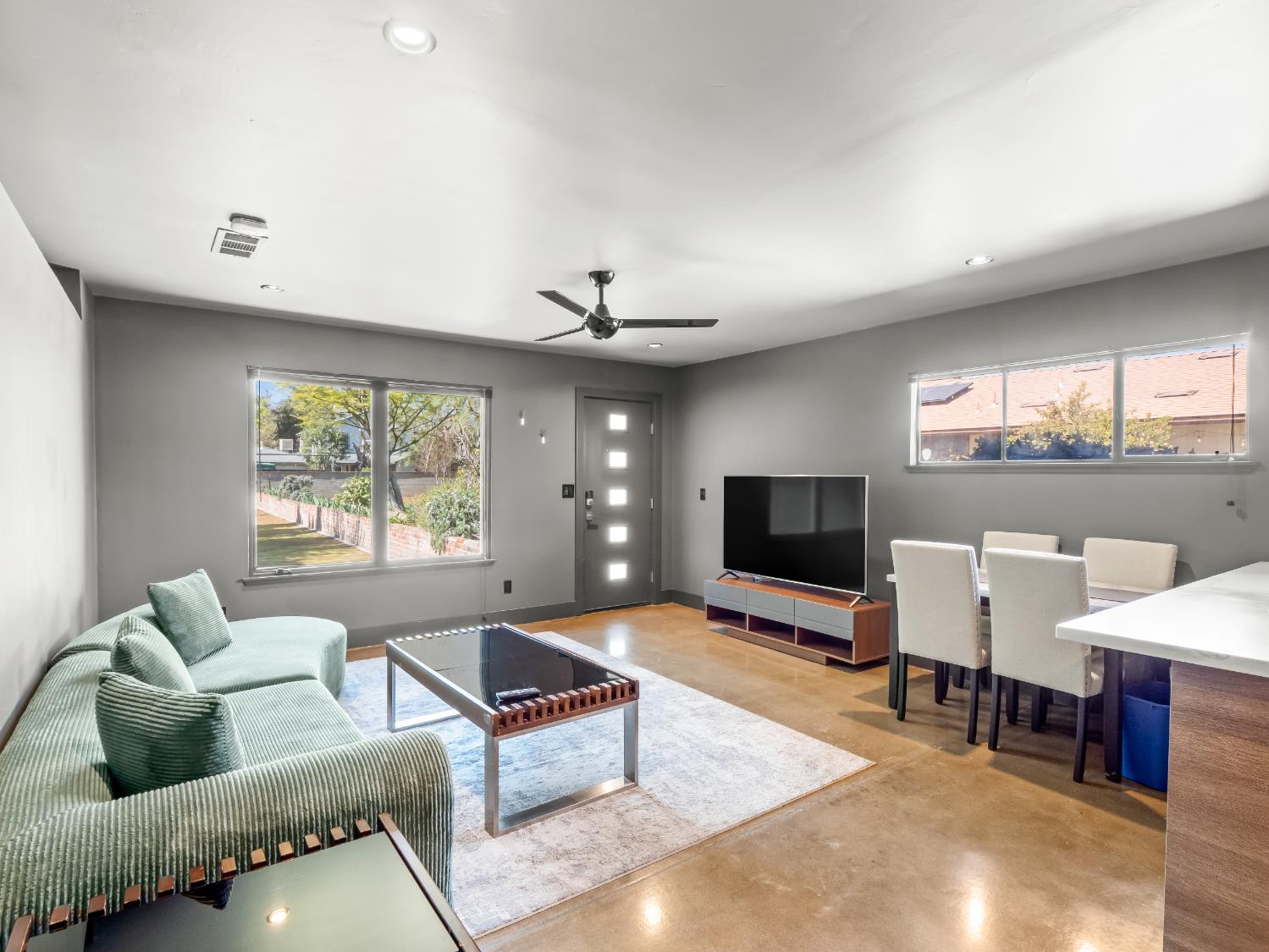 1035 W Alamos Ave, Fresno, CA 93705