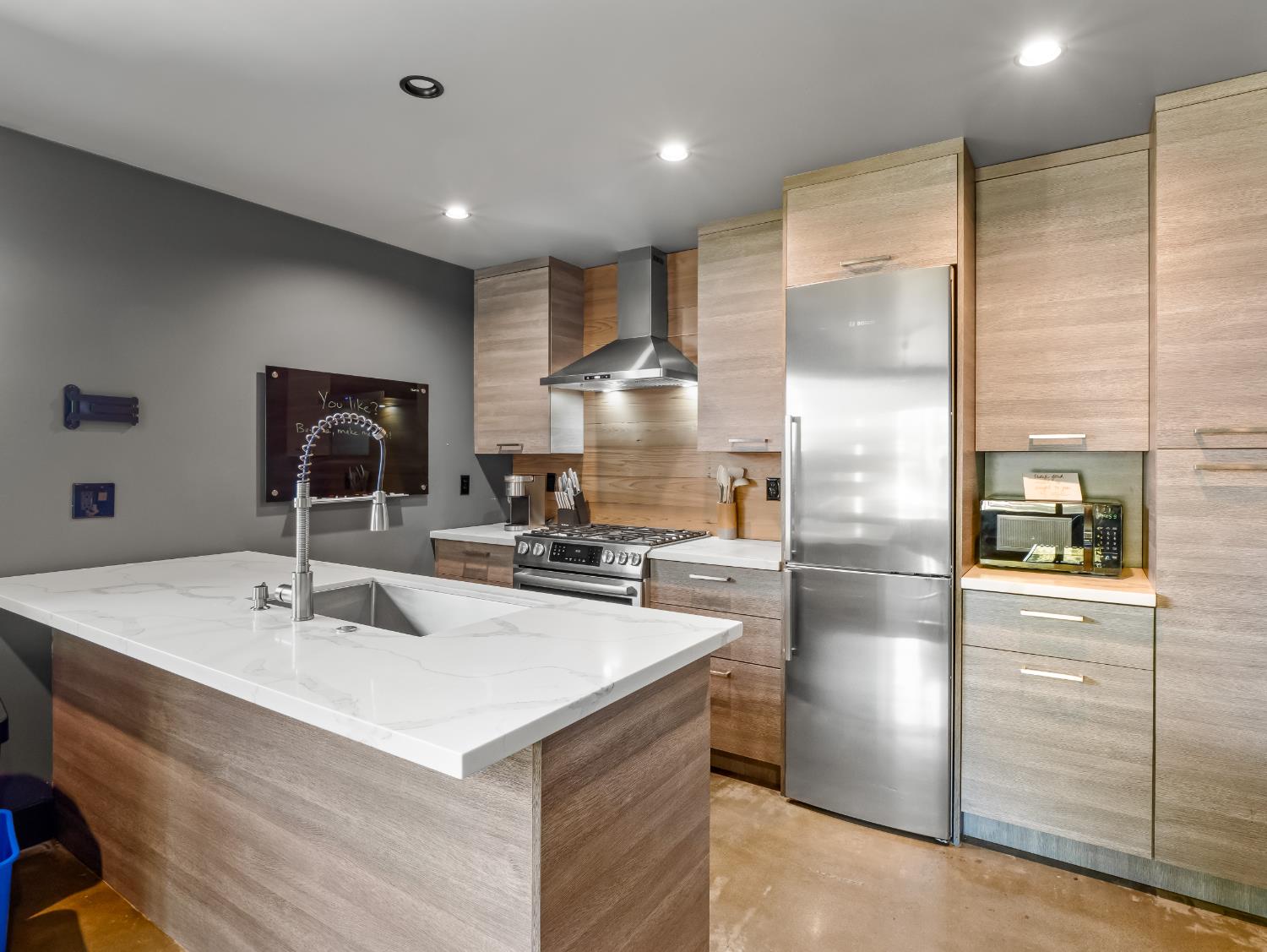 1035 W Alamos Ave, Fresno, CA 93705