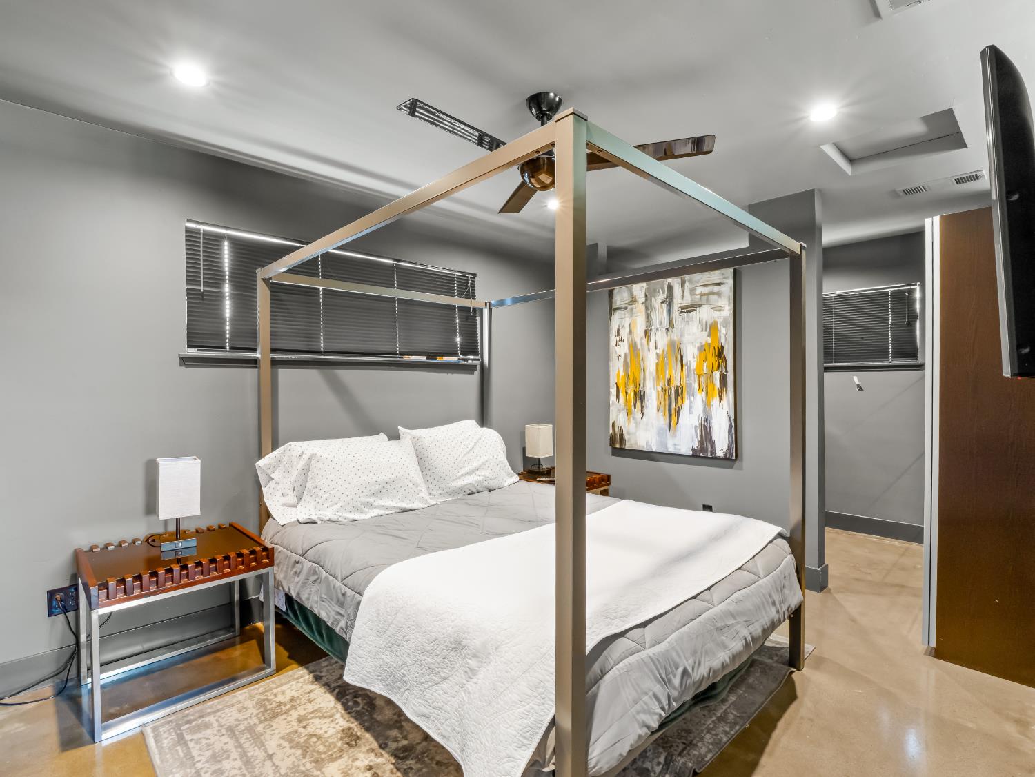 1035 W Alamos Ave, Fresno, CA 93705