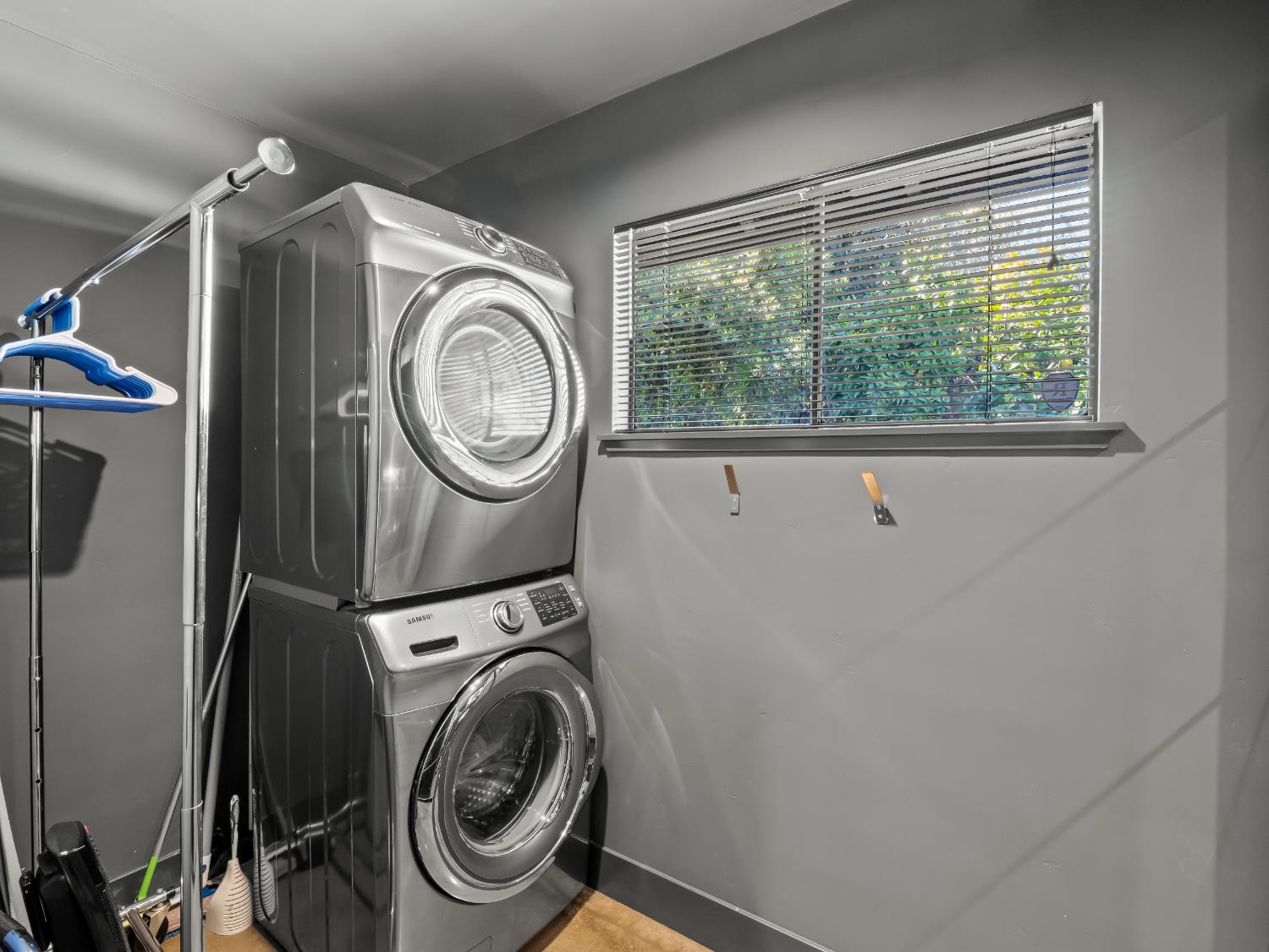 1035 W Alamos Ave, Fresno, CA 93705