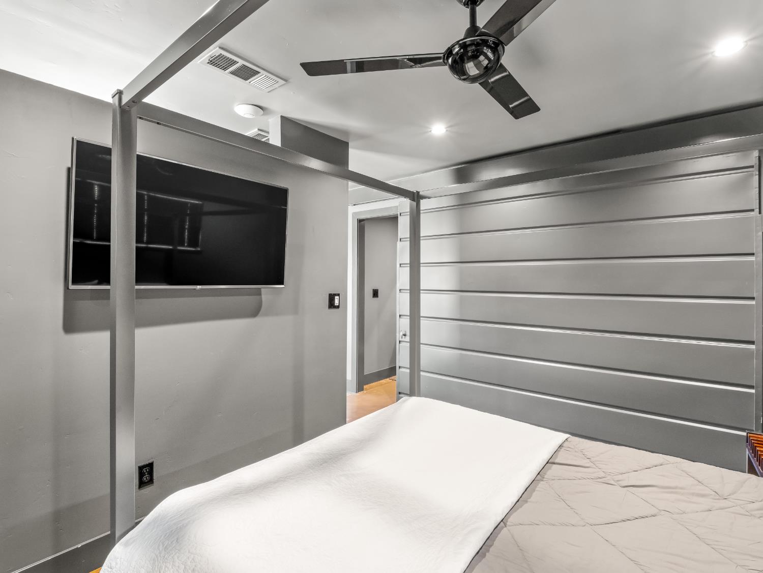 1035 W Alamos Ave, Fresno, CA 93705