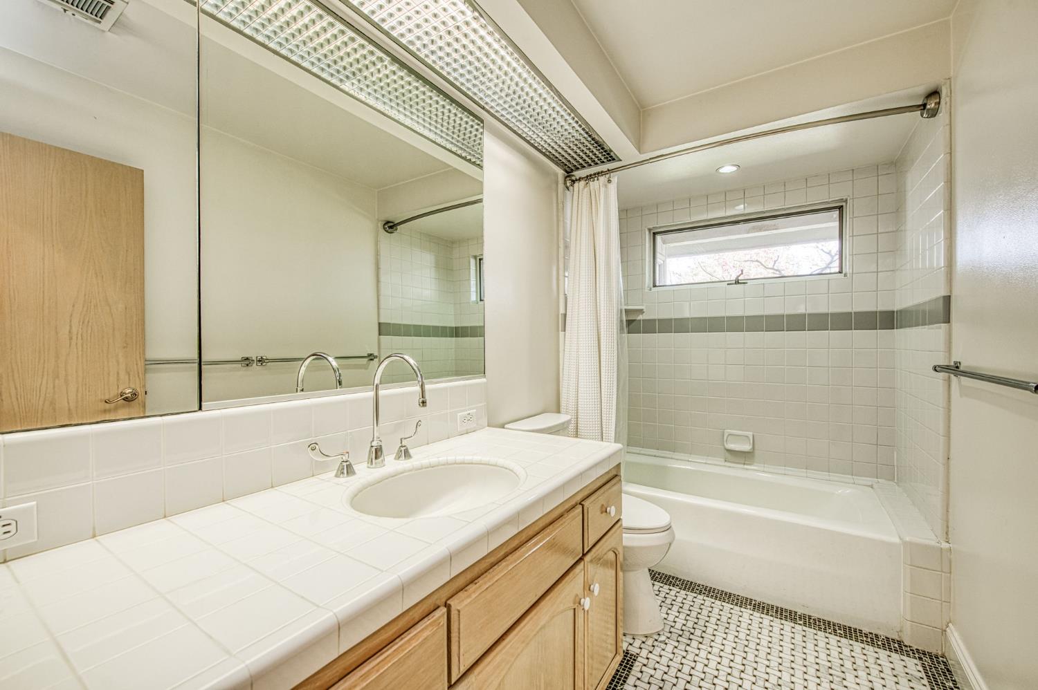 6561 N Thorne Ave, Fresno, CA 93711