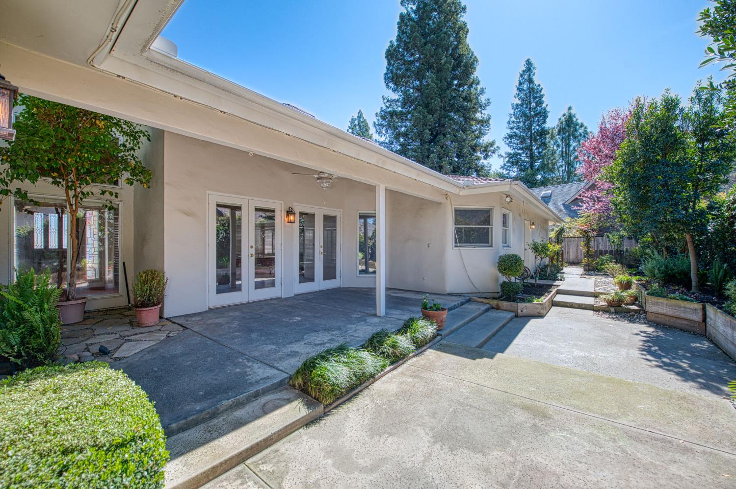 6561 N Thorne Ave, Fresno, CA 93711