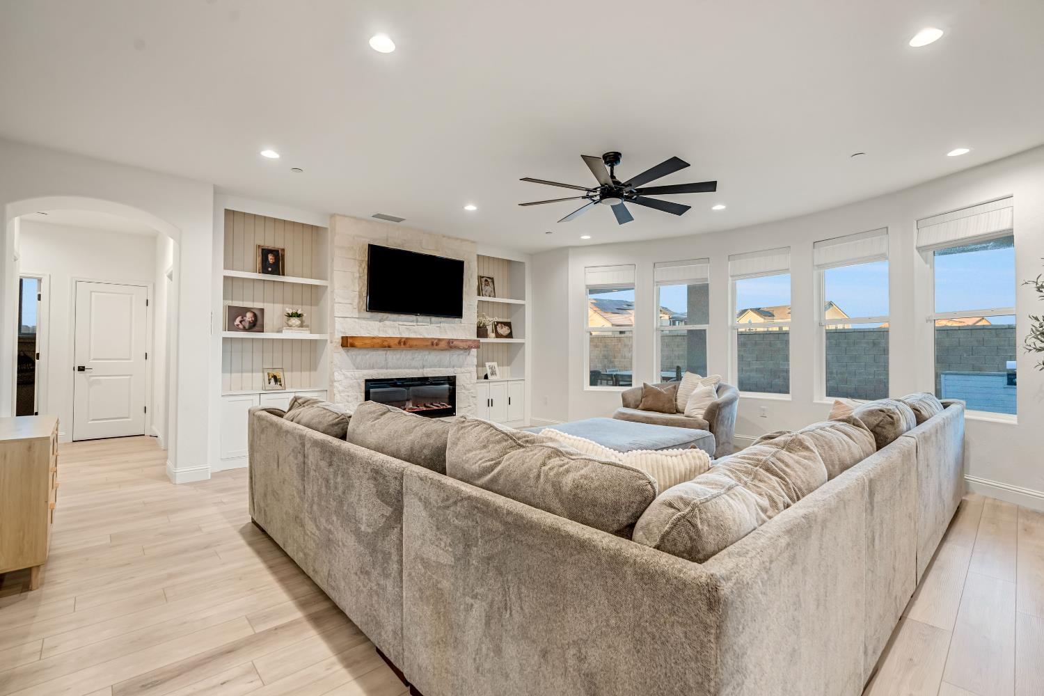 1811 Agua Dulce Ave, Clovis, CA 93619