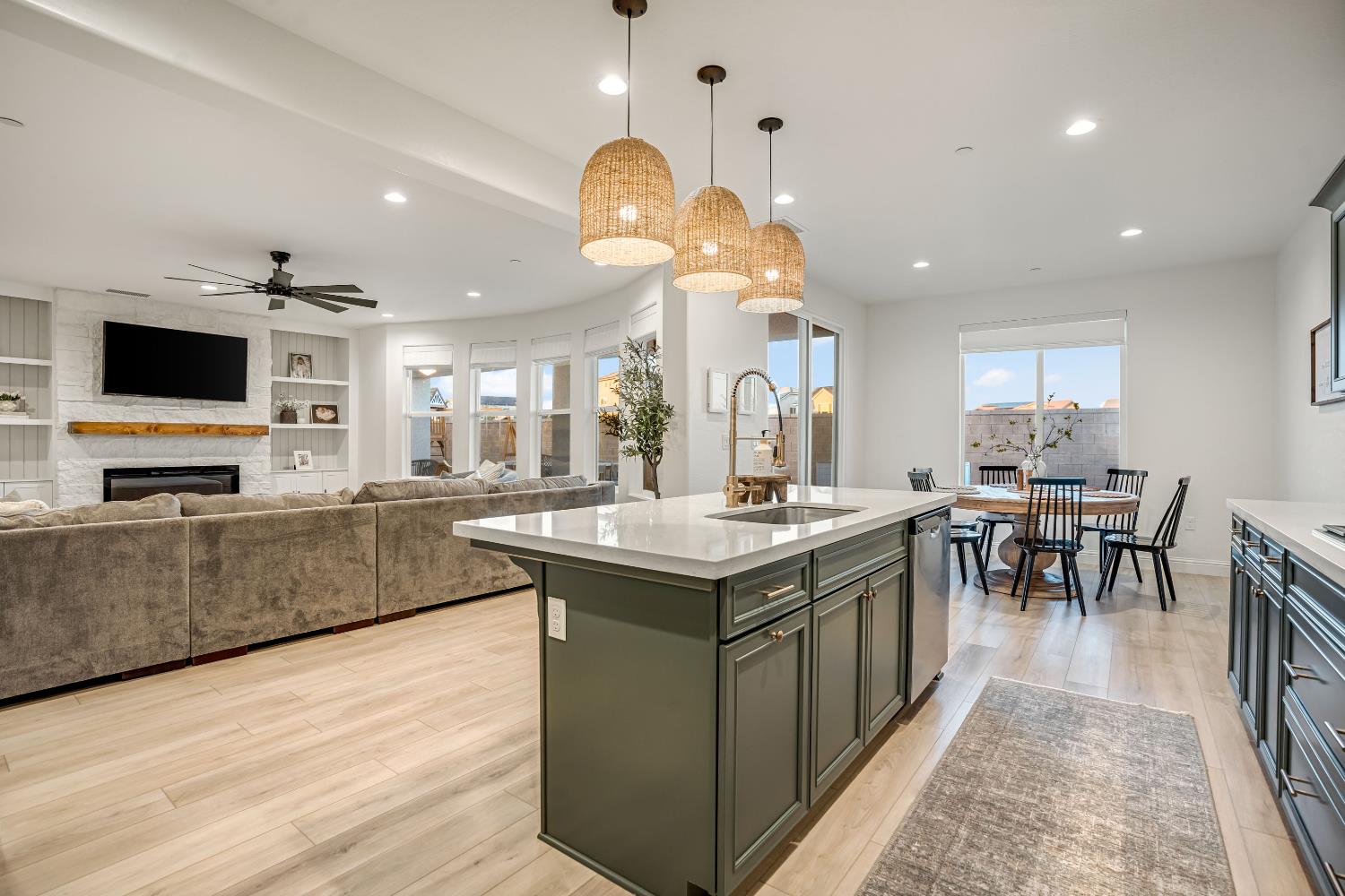 1811 Agua Dulce Ave, Clovis, CA 93619