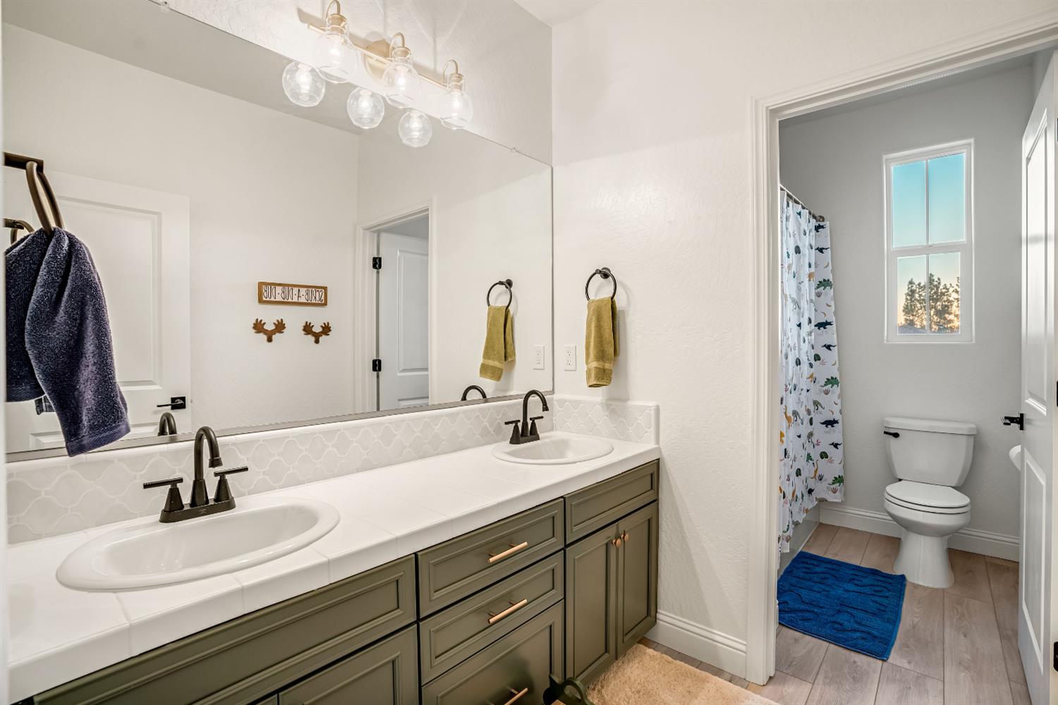 1811 Agua Dulce Ave, Clovis, CA 93619