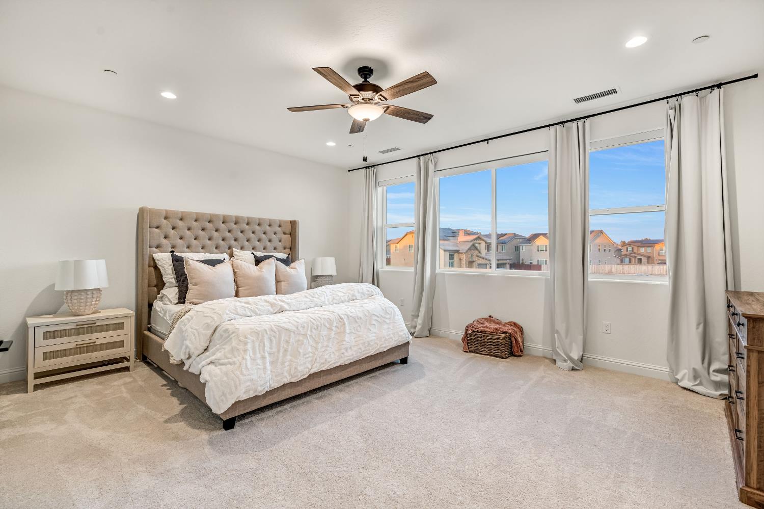 1811 Agua Dulce Ave, Clovis, CA 93619