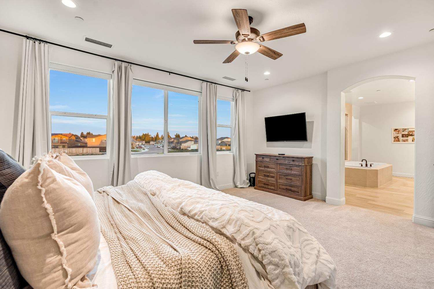 1811 Agua Dulce Ave, Clovis, CA 93619