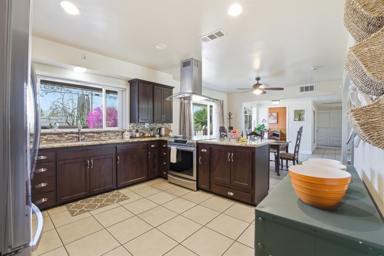 574 N Frankwood Ave, Reedley, CA 93654