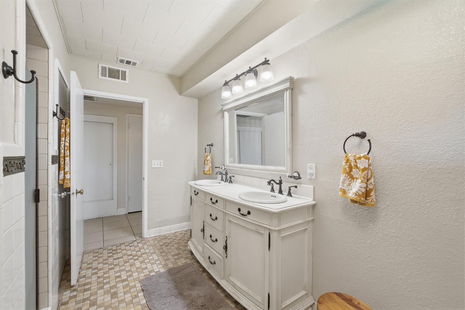 574 N Frankwood Ave, Reedley, CA 93654