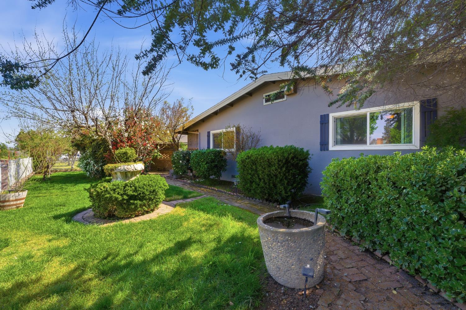 574 N Frankwood Ave, Reedley, CA 93654