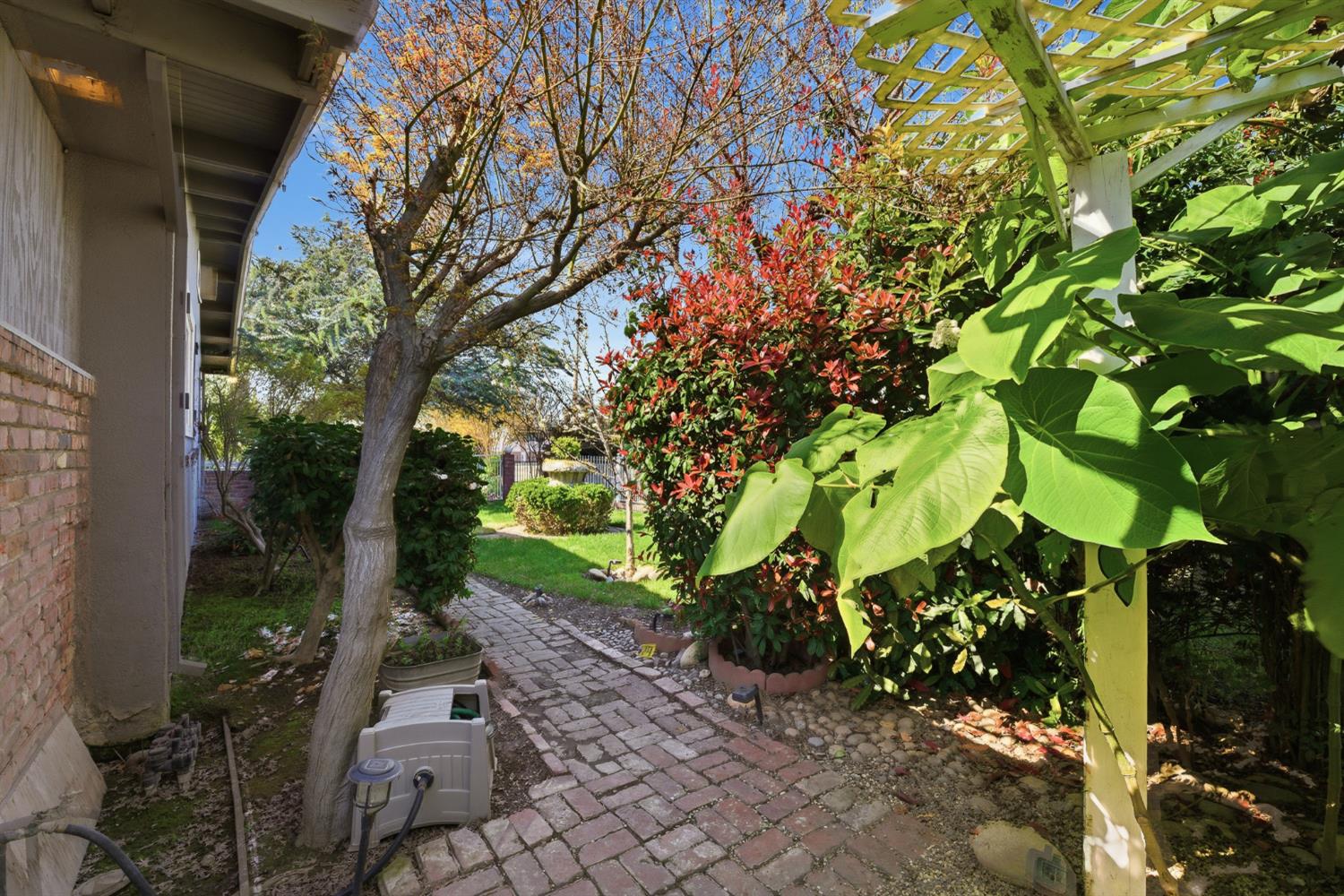 574 N Frankwood Ave, Reedley, CA 93654