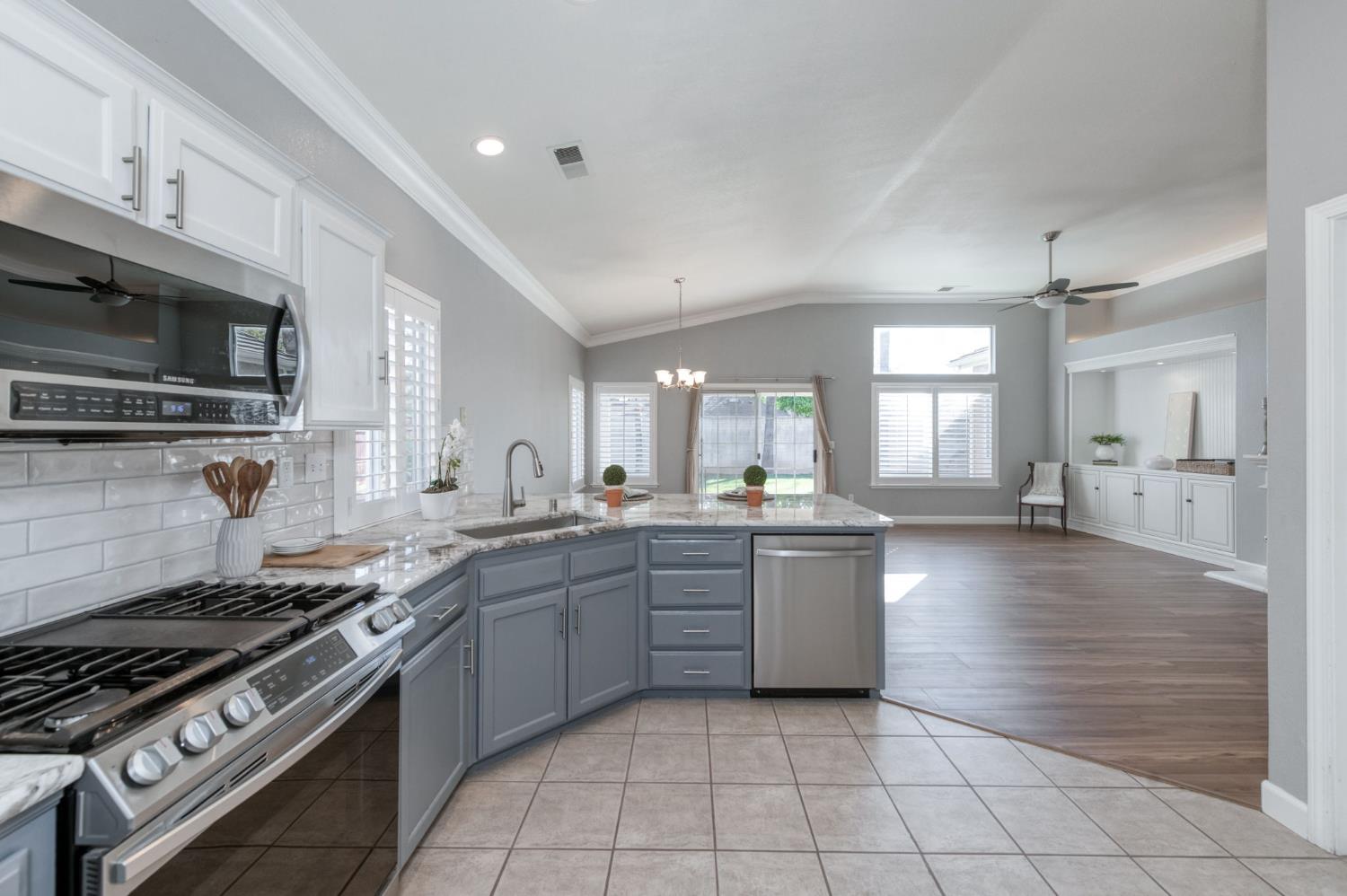 8450 N Saffron Ct, Fresno, CA 93720