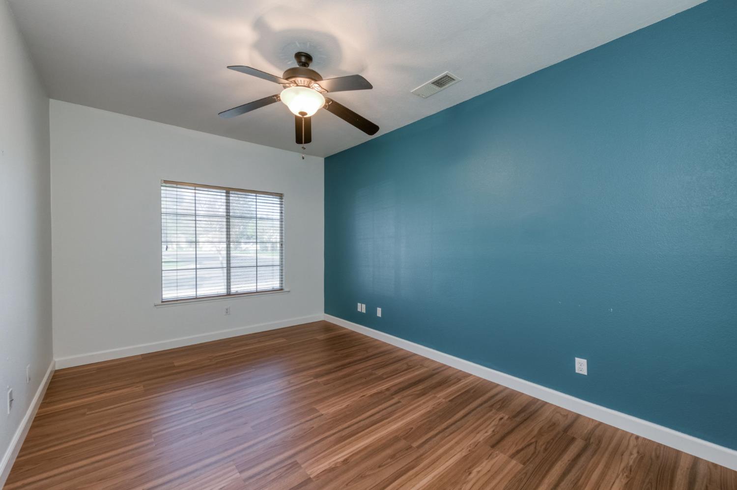 8450 N Saffron Ct, Fresno, CA 93720