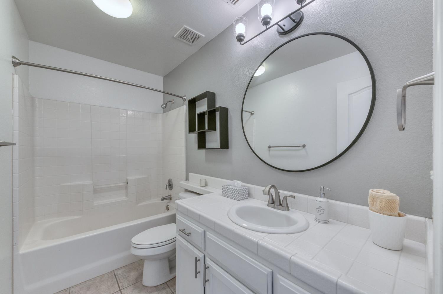 8450 N Saffron Ct, Fresno, CA 93720