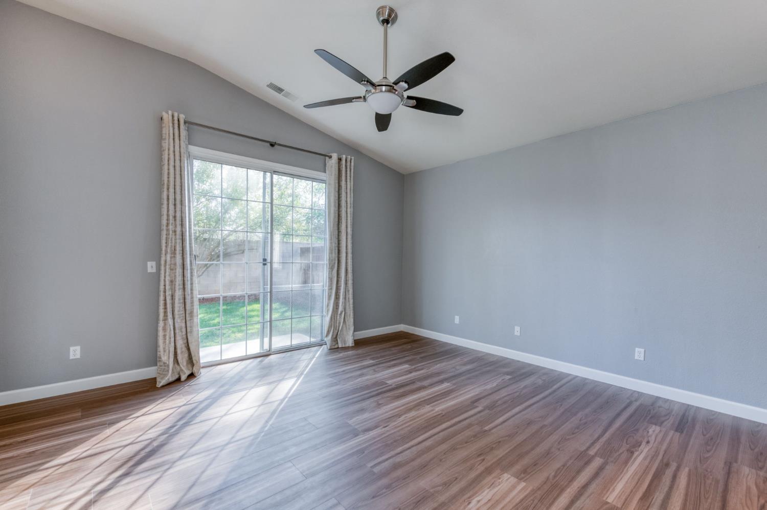 8450 N Saffron Ct, Fresno, CA 93720