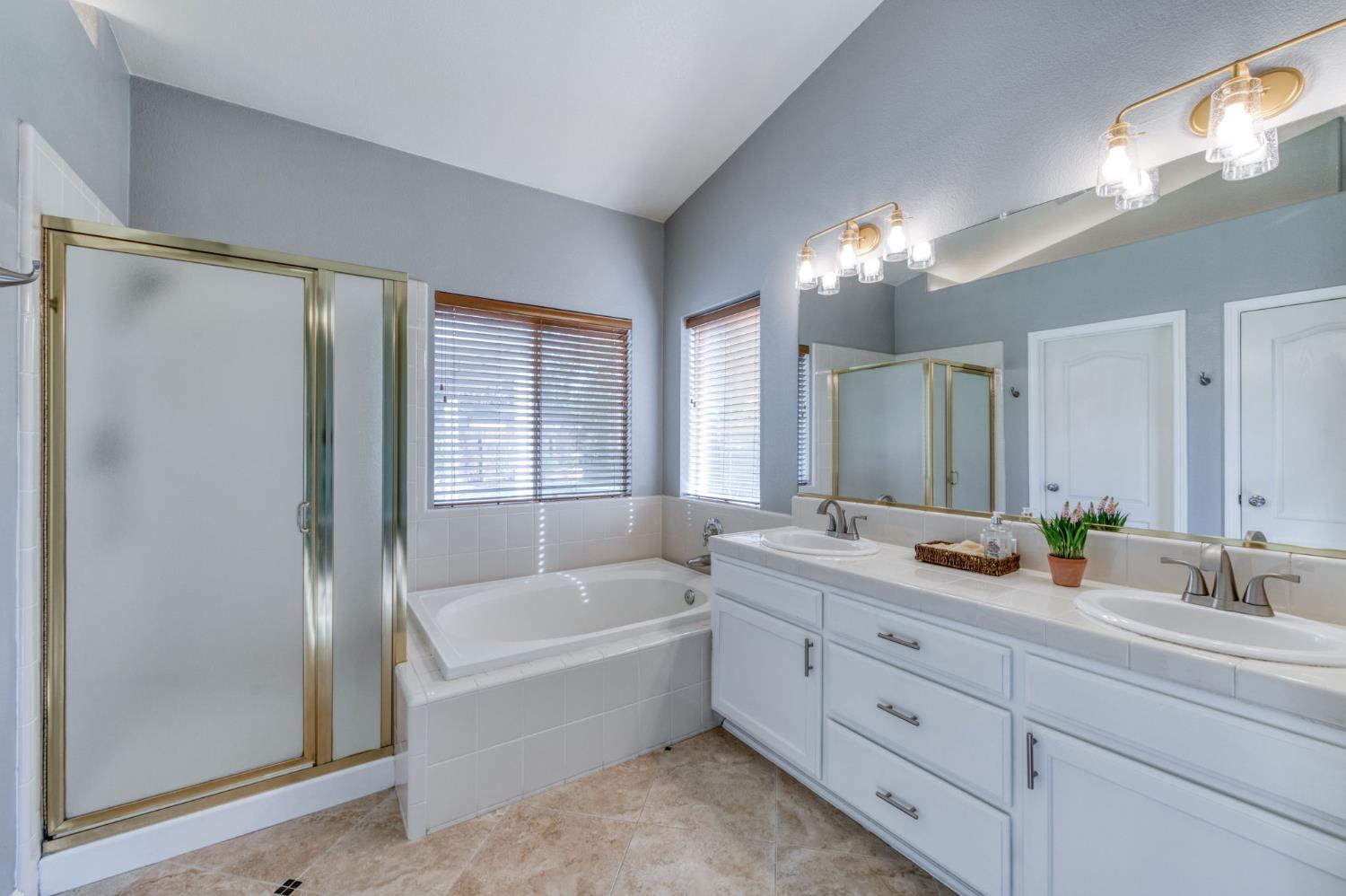 8450 N Saffron Ct, Fresno, CA 93720