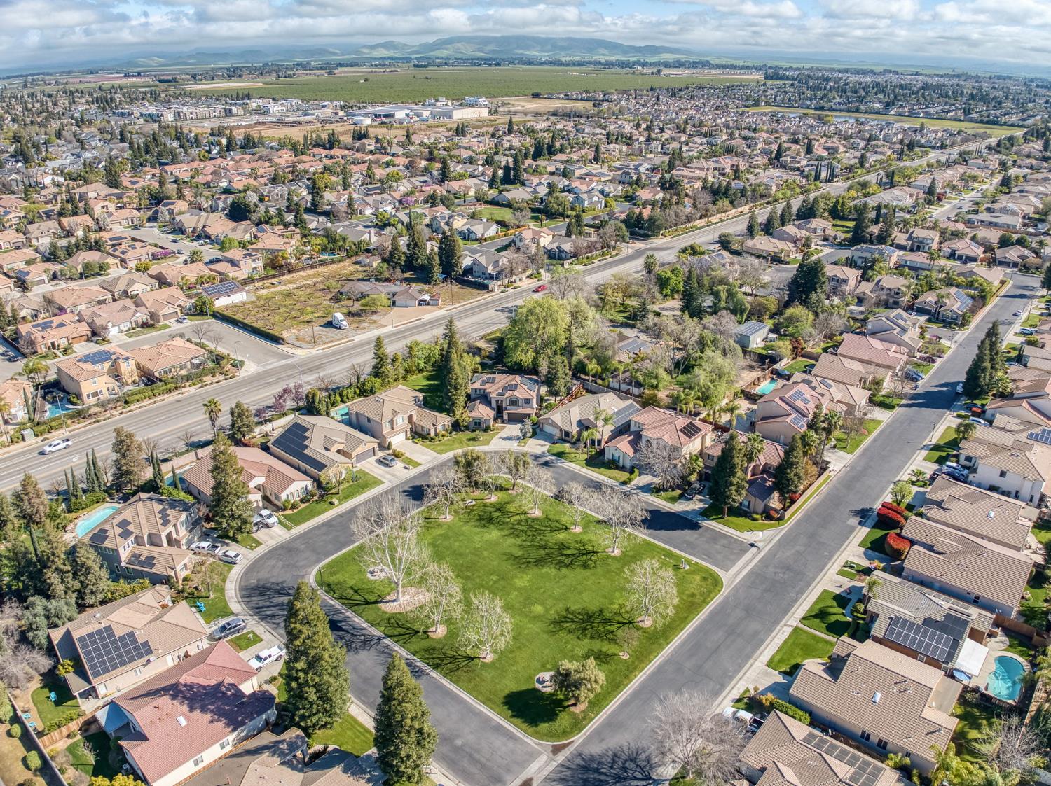 8450 N Saffron Ct, Fresno, CA 93720