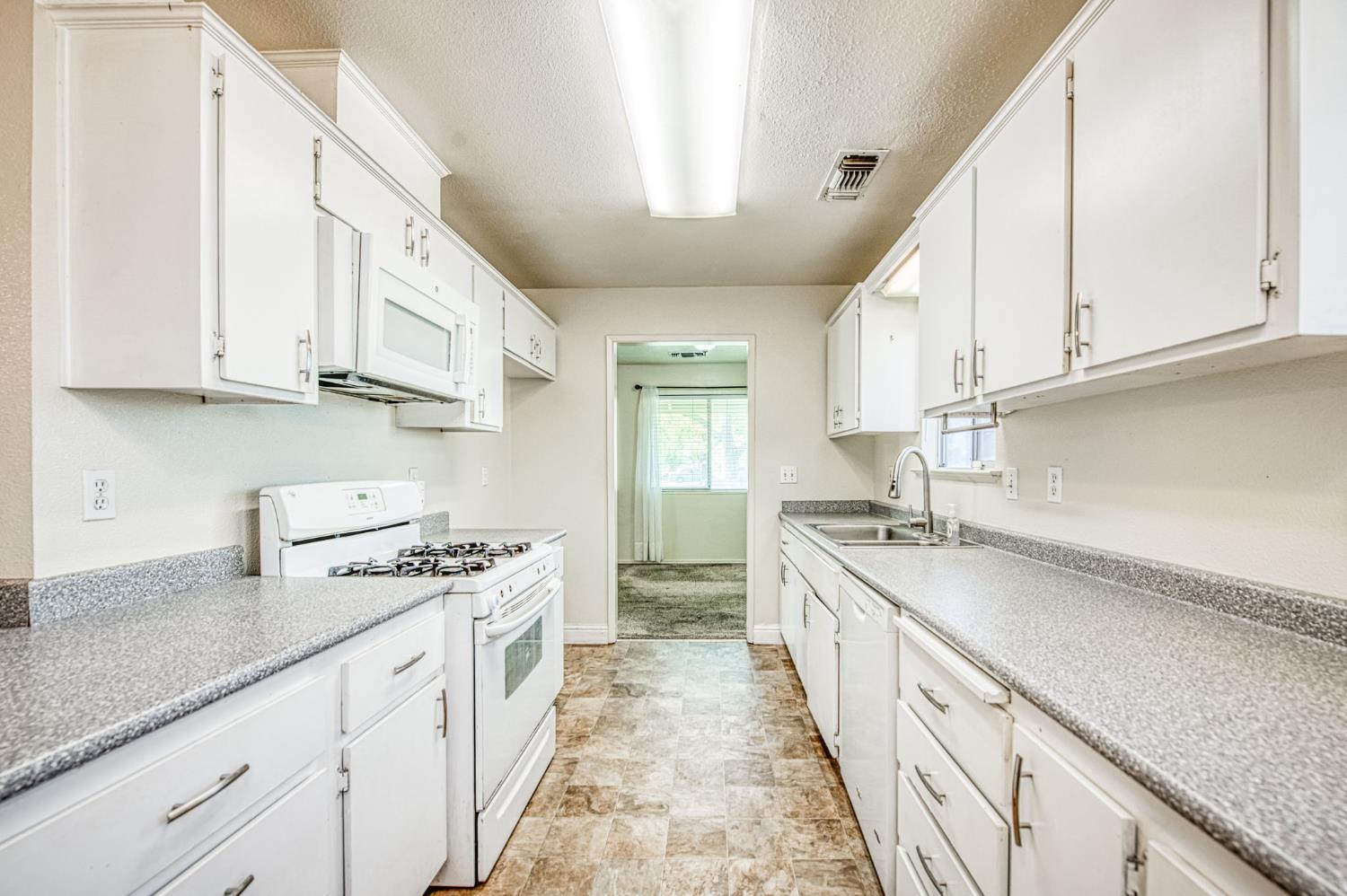 51 San Jose Ave, Clovis, CA 93612