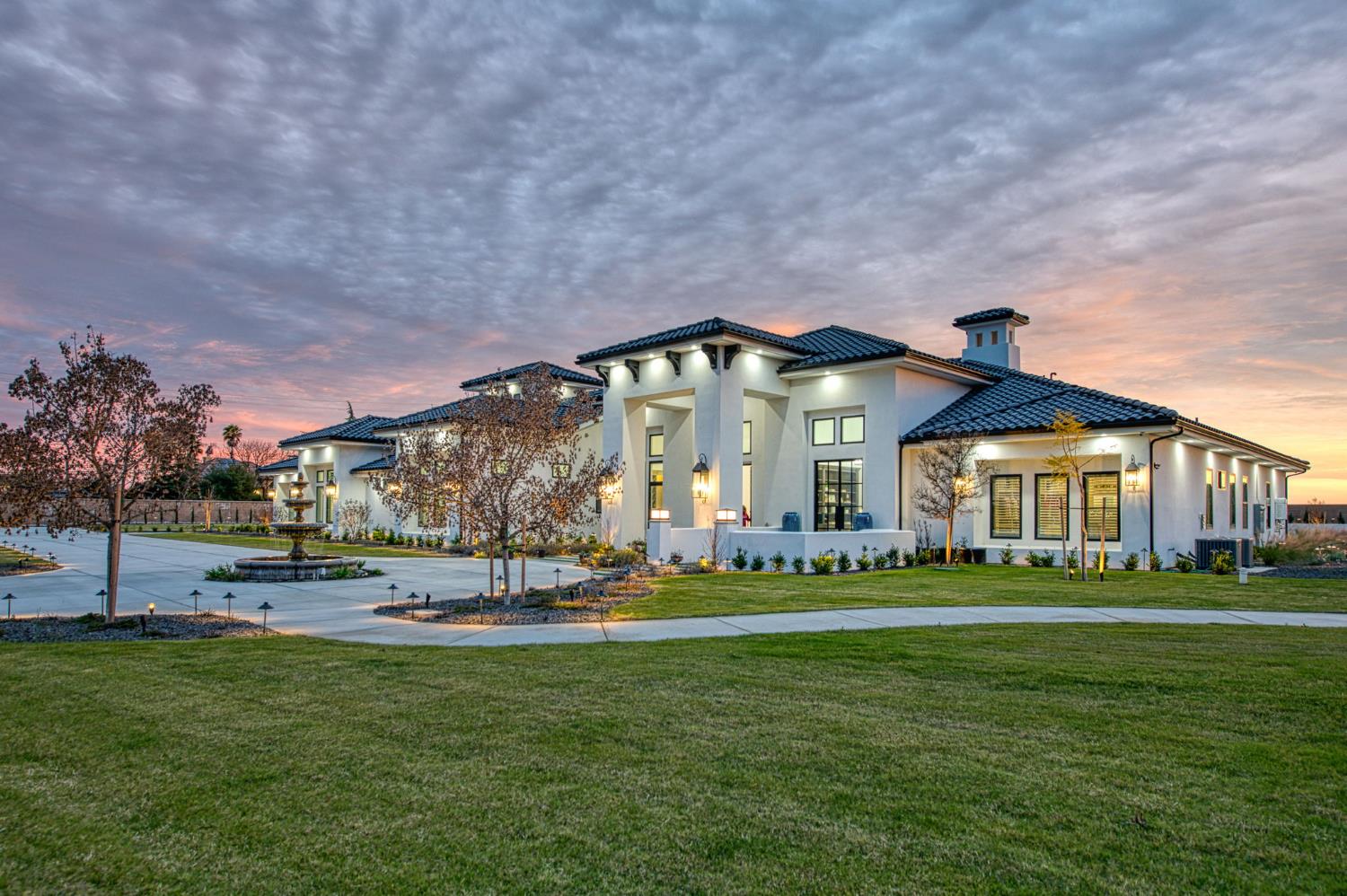 3729 E Queens Ct, Clovis, CA 93619