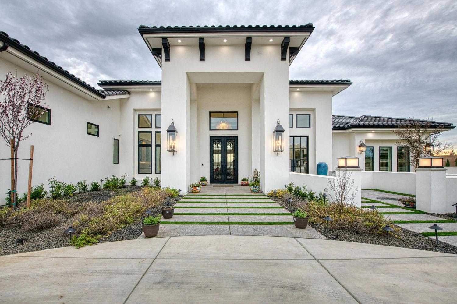 3729 E Queens Ct, Clovis, CA 93619