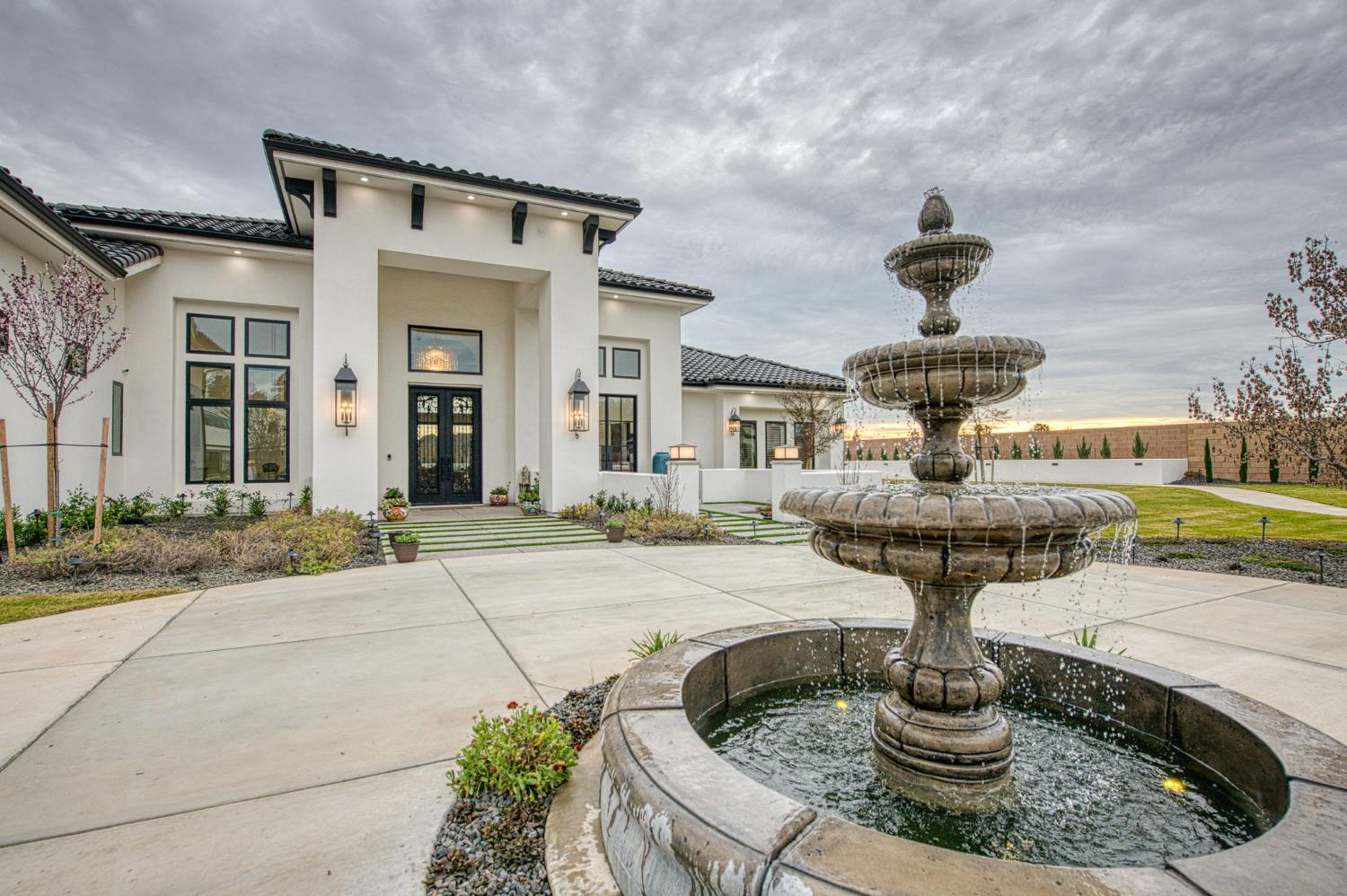 3729 E Queens Ct, Clovis, CA 93619