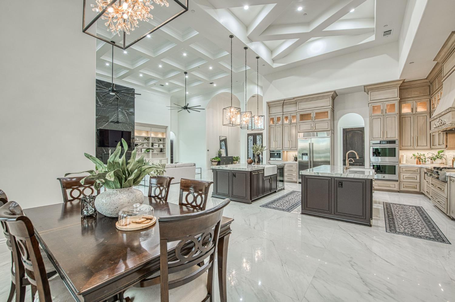 3729 E Queens Ct, Clovis, CA 93619