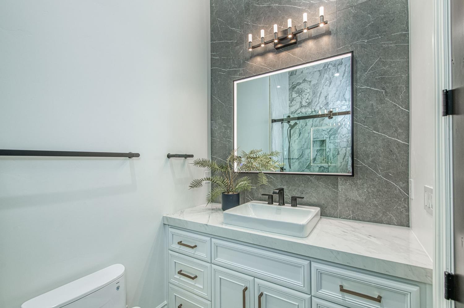 3729 E Queens Ct, Clovis, CA 93619