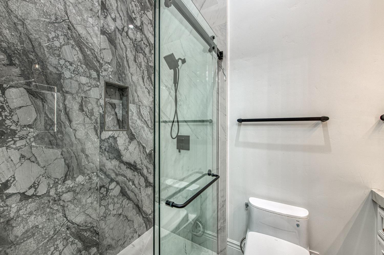 3729 E Queens Ct, Clovis, CA 93619